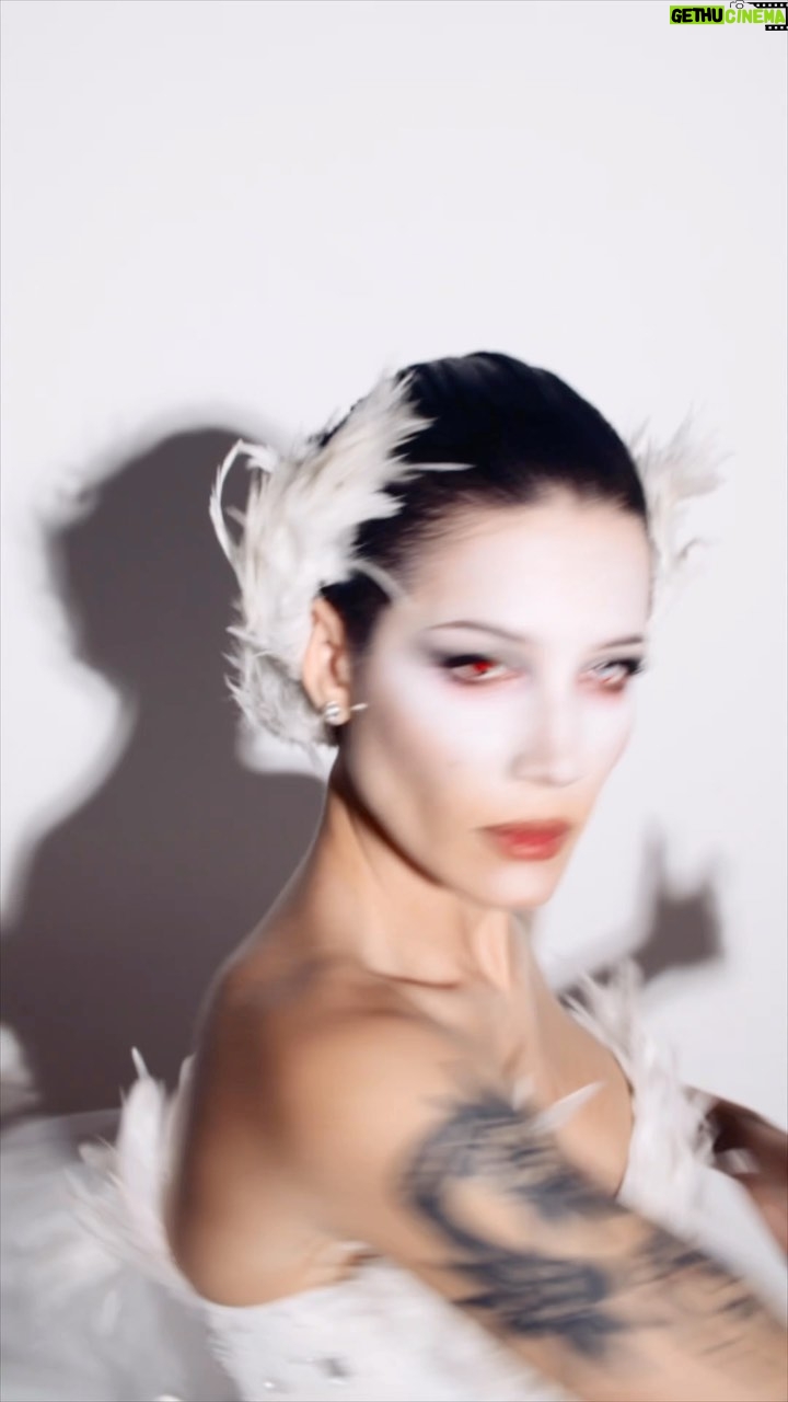 Halsey - 1 Million Likes - ATTACK IT! ATTACK IT!
🎥 by @adamkudeimati 🪶 face by me @aboutfacebeauty x @af94_ 🦢 costumes by @eyanatia @lynalyson_