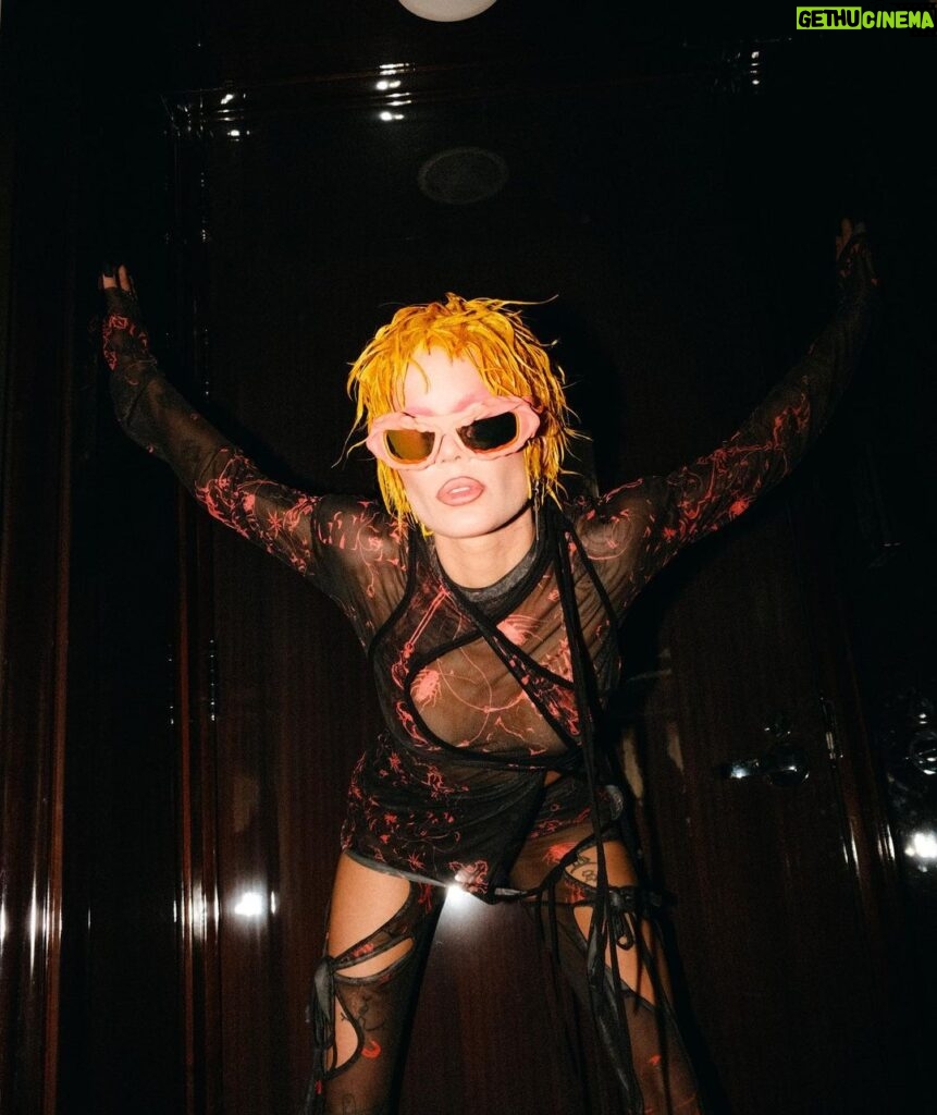 Halsey Instagram - It’s @ottolinger1000 BABY!!! 🧲 such a sick show soo happy I had the pleasure! Photos by the boy @samdameshek Styling @lynalyson_ Hair @themartyharper Makeup by me of course @aboutfacebeauty