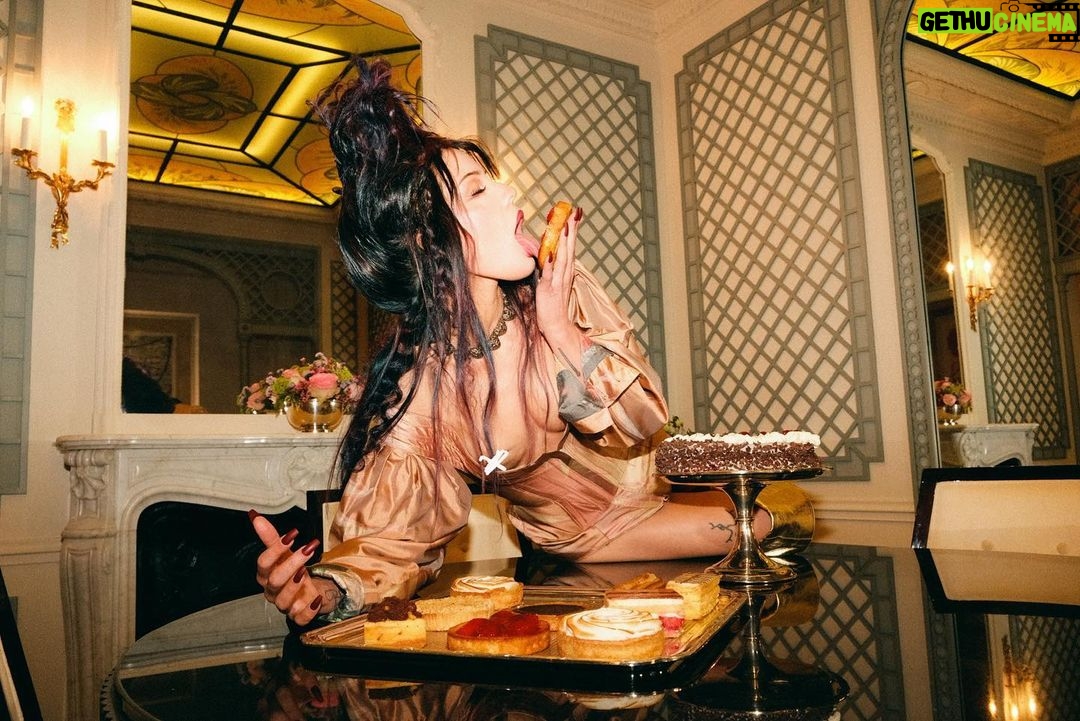 Halsey Instagram - viva la viv. stunning show thank you @ndreaskronthaler @viviennewestwood love you so much 🌹 Photos by @samdameshek styling by @lynalyson_ Hair by @themartyharper Makeup by me @aboutfacebeauty