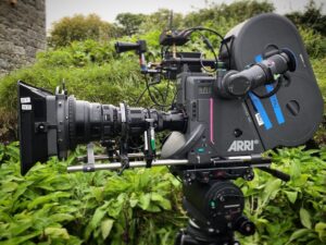 Halyna Hutchins Instagram - Arriflex 765 with a vintage cooke zoom. Photo by our 2nd AC @fionakgraham  #arri #camera #arriflex765 #65mmfilm #film #kodak #kodak_shootfilm #5207 #analog #onlocation #ireland #cinematography #cinematographer #cameragear