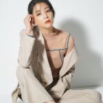 Han Go-eun Instagram – 여성동아 4월호 촬영중에 울 스탭분이 옆에서 슬쩍 찍어주신 사진들 이예요.^^~ 모두모두 이 어려운 시간들을 현명하게 극복하길 기도해봅니다. 홧팅홧팅~!