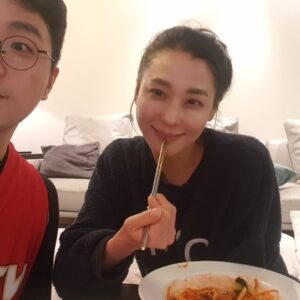 Han Go-eun Instagram - 집에서 비빔국수 해먹기~ 이제는 국수집에서 포장해와 집에서 만들어먹는 신공을~ 기다리지 않아도 되는 혜택과 내맘대로 아쉬웠던 오이도 잔뜩넣구~^^ 구운계란과 따스한 밴댕이 육수가 조금 그리웠지만 설명서만 고대로 지키면 정말 최고인듯여~ 담에는 식구들 모아서 함께 먹어야 겠어영~♡ 포근한 저녁 되셔요~~