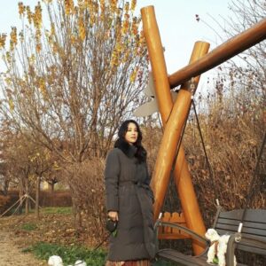 Han Go-eun Instagram - #엘샵 #22Fw #라우렐 #롯데홈쇼핑 #플라워버튼 #폭스풀오버 #사가폭스 #구스다운

어느새 부쩍 쌀쌀하진 날씨에 겨울이구나 온몸으로 느껴지는 11월 마지막 자락에 시간이 정말 빠르구나..새삼 느끼네요. 겨울에는 역시 따스하고 포근한 구스다운 이네요. 나이를 새삼 느끼는건.. 옷이던 가방이던 무거우면 일단 포기..ㅎㅎ 너무 가볍구 따스하게.. 니트는 가볍게 그냥 살에 닿아도 무리없는..편안함이 최고인듯요. 여러분 포근하고 따스한 .안전한 겨울 되셔요~