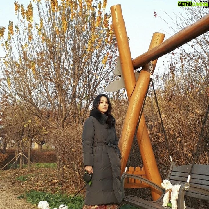 Han Go-eun - 2.5K Likes - #엘샵 #22Fw #라우렐 #롯데홈쇼핑 #플라워버튼 #폭스풀오버 #사가폭스 #구스다운
어느새 부쩍 쌀쌀하진 날씨에 겨울이구나 온몸으로 느껴지는 11월 마지막 자락에 시간이 정말 빠르구나..새삼 느끼네요. 겨울에는 역시 따스하고 포근한 구스다운 이네요. 나이를 새삼 느끼는건.. 옷이던 가방이던 무거우면 일단 포기..ㅎㅎ 너무 가볍구 따스하게.. 니트는 가볍게 그냥 살에 닿아도 무리없는..편안함이 최고인듯요. 여러분 포근하고 따스한 .안전한 겨울 되셔요~