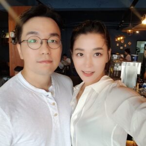 Han Go-eun Instagram - 설레고 두렵고 떨렸던 첫방송이 엊그제 같은데 벌써 이렇게 인사를 드리게 되었습니다. 보잘것 없는 저희에게 큰사랑과 응원을 보내주셔서 정말 너무 감사드립니다.  그 소중한 마음들을 기억하며 
아름답게 행복을 나누며 열심히 살아가는 저희 부부가 되도록 노력할께요~ 여러분들께도 행복이 스며드는 희망차고 건강한 한해가 되길 감사한 마음 가득담아 기원 드려봅니다. 새해복 가득 받으세요~
