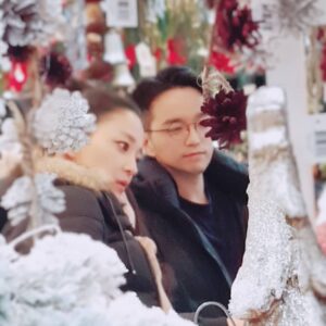 Han Go-eun Instagram - 설레고 두렵고 떨렸던 첫방송이 엊그제 같은데 벌써 이렇게 인사를 드리게 되었습니다. 보잘것 없는 저희에게 큰사랑과 응원을 보내주셔서 정말 너무 감사드립니다. 그 소중한 마음들을 기억하며 아름답게 행복을 나누며 열심히 살아가는 저희 부부가 되도록 노력할께요~ 여러분들께도 행복이 스며드는 희망차고 건강한 한해가 되길 감사한 마음 가득담아 기원 드려봅니다. 새해복 가득 받으세요~