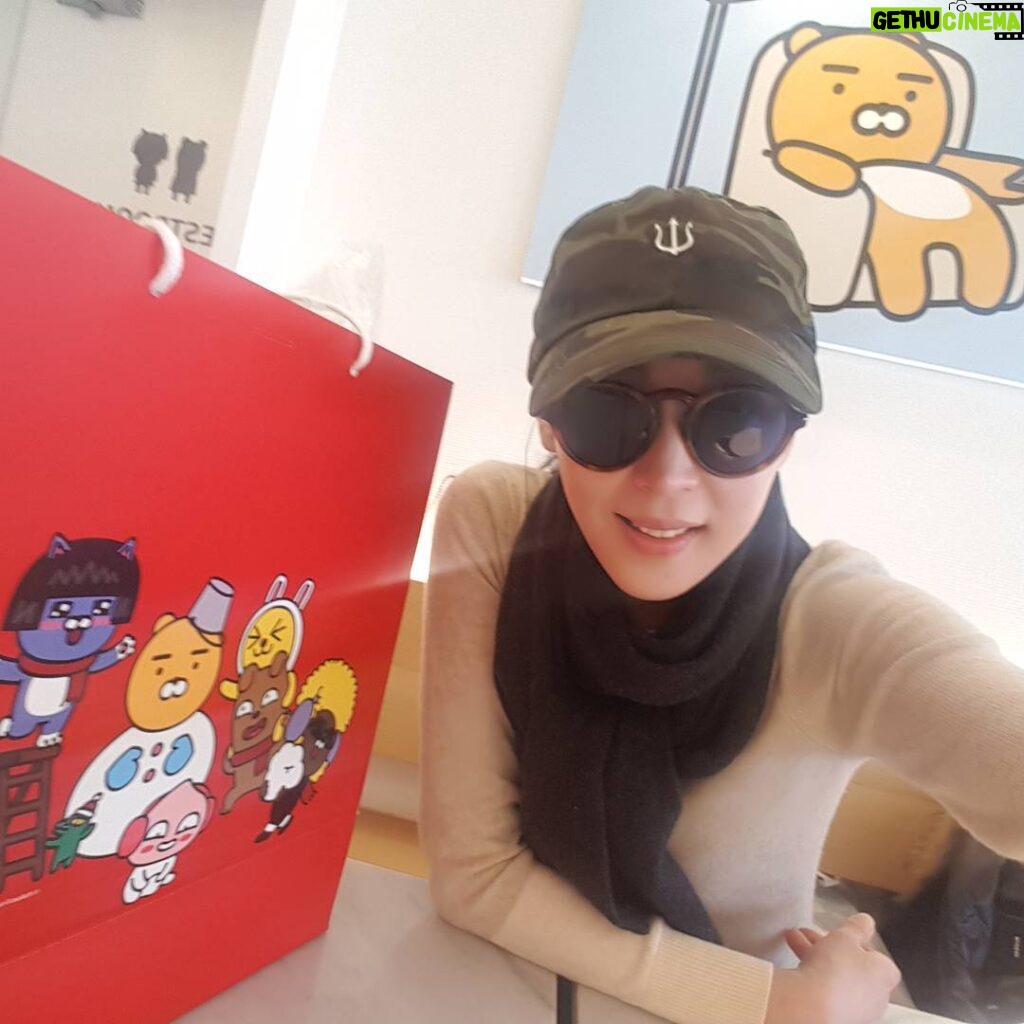 Han Go-eun Instagram - 조카들 클수마스 선물사러 잠시 들러보았던 ..ㅎㅎ