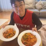 Han Go-eun Instagram – 집에서 비빔국수 해먹기~ 이제는 국수집에서 포장해와 집에서 만들어먹는 신공을~ 기다리지 않아도 되는 혜택과 내맘대로 아쉬웠던 오이도 잔뜩넣구~^^ 구운계란과 따스한 밴댕이 육수가 조금 그리웠지만 설명서만 고대로 지키면 정말 최고인듯여~ 담에는 식구들 모아서 함께 먹어야 겠어영~♡ 포근한 저녁 되셔요~~