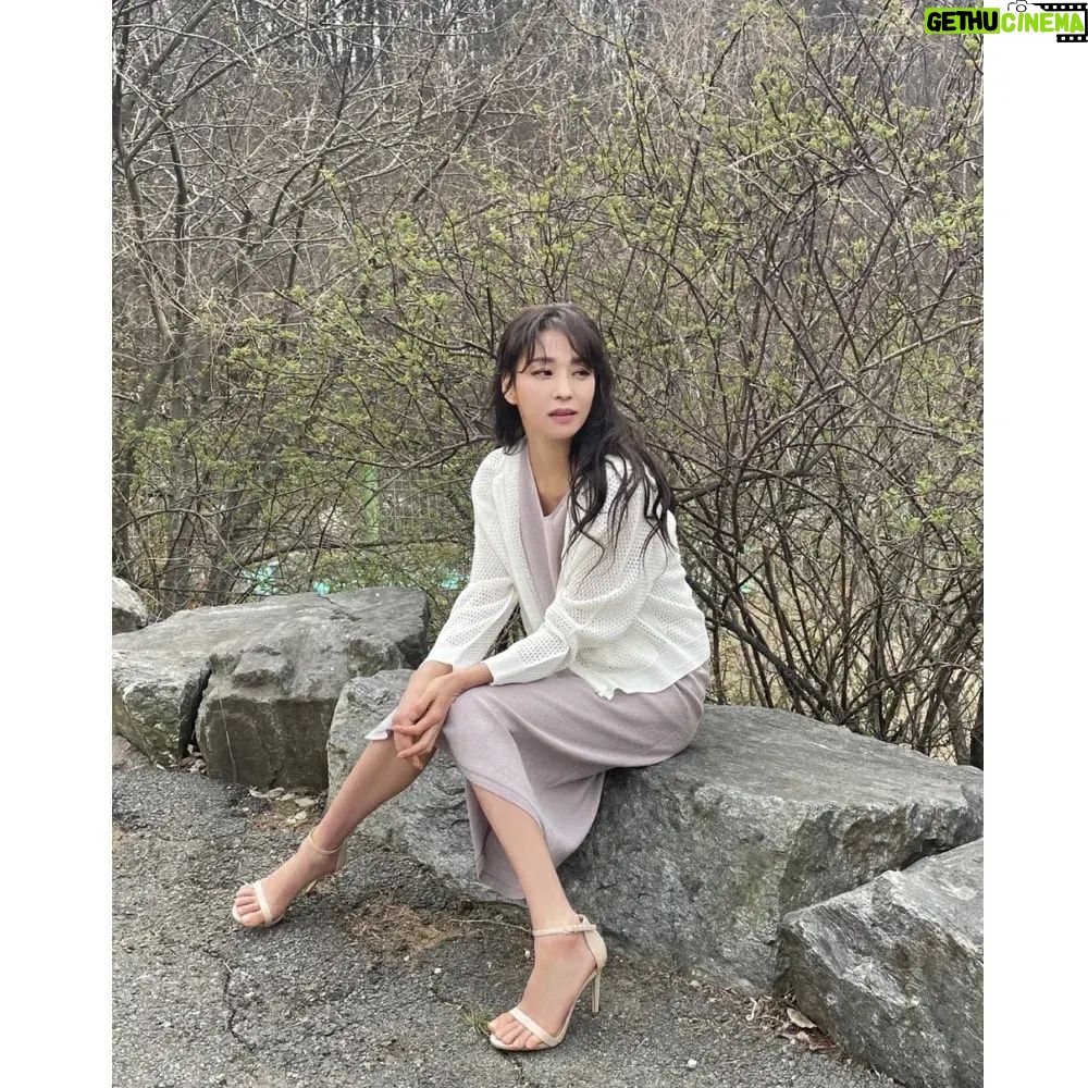 Han Go-eun Instagram - #엘샵 #롯데홈쇼핑 #라우렐 #한고은 #23SS #수트셋업 #자켓 #핀턱와이드팬츠 #원피스 #후드집업 #가디건 #린넨 #가디건세트 @lotte.lshop 꽃이 🌸 피나 했던게 얹그제 인데 세상이 초록초록 하네여. 모두에게 이 봄이 향기롭고 포근하길..