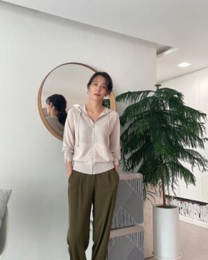 Han Go-eun Instagram - ㆍ봄이 오는가봐여~^^ 
환절기에 감기 조심하시구여 모두모두 응원 드립니다~

#Laurel #라우렐 #한고은 #롯데홈쇼핑 #패션 #엘샵 #조거팬츠 #봄니트 #봄코디 #케이블가디건 #가디건 @lotte.lshop