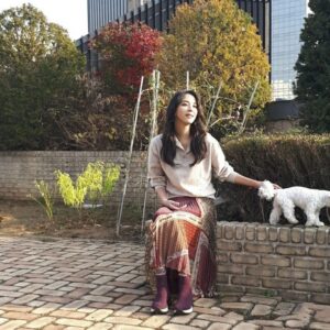 Han Go-eun Instagram - #엘샵 #22Fw #라우렐 #롯데홈쇼핑 #플라워버튼 #폭스풀오버 #사가폭스 #구스다운

어느새 부쩍 쌀쌀하진 날씨에 겨울이구나 온몸으로 느껴지는 11월 마지막 자락에 시간이 정말 빠르구나..새삼 느끼네요. 겨울에는 역시 따스하고 포근한 구스다운 이네요. 나이를 새삼 느끼는건.. 옷이던 가방이던 무거우면 일단 포기..ㅎㅎ 너무 가볍구 따스하게.. 니트는 가볍게 그냥 살에 닿아도 무리없는..편안함이 최고인듯요. 여러분 포근하고 따스한 .안전한 겨울 되셔요~