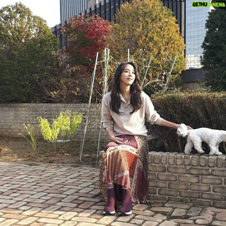 Han Go-eun - 2.5K Likes - #엘샵 #22Fw #라우렐 #롯데홈쇼핑 #플라워버튼 #폭스풀오버 #사가폭스 #구스다운
어느새 부쩍 쌀쌀하진 날씨에 겨울이구나 온몸으로 느껴지는 11월 마지막 자락에 시간이 정말 빠르구나..새삼 느끼네요. 겨울에는 역시 따스하고 포근한 구스다운 이네요. 나이를 새삼 느끼는건.. 옷이던 가방이던 무거우면 일단 포기..ㅎㅎ 너무 가볍구 따스하게.. 니트는 가볍게 그냥 살에 닿아도 무리없는..편안함이 최고인듯요. 여러분 포근하고 따스한 .안전한 겨울 되셔요~