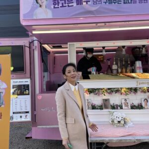 Han Go-eun Instagram - 넘흐넘흐 바람도 매섭고 봄 끄트머리 자락도 뵈이지 않는 마른 저희 촬영장에 혜수 천사님 세상 따스한 온기를 전해 주셨네요.. 감동의 눈물이 좌르르르르~ 요즘 촬영중이시라 정신 없으실텐데도 후배들 하나하나 챙기시는 마음에 정말 봄 향기 가득 머금은 행복들로 채워 지시길 기원드립니다~ 저희 전 스탭들과 오늘 계탄 연기자들과 저의 마음 가득담아 감사 드려요 선배님♡♡♡ #김혜수 #천사 #커피차 #선물