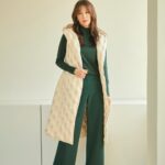Han Go-eun Instagram - #라우렐 #Laurel #21FW #덕다운 #롱베스트 #토트백 점점 차가워지는 공기속에 가을과 이별을 준비하고 있습니다. 가을의 끝자락에서 겨울의 설레임을 살짝 긴장하며 기다려봅니다. 모두들 힘내시고 건강하세요~ 라우렐 많이 사랑해주세요~♡