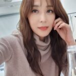 Han Go-eun Instagram - #라우렐 #Laurel #21FW #덕다운 #롱베스트 #토트백 점점 차가워지는 공기속에 가을과 이별을 준비하고 있습니다. 가을의 끝자락에서 겨울의 설레임을 살짝 긴장하며 기다려봅니다. 모두들 힘내시고 건강하세요~ 라우렐 많이 사랑해주세요~♡