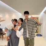 Han Ji-hye Instagram - 우리 아이랑 사진한장만 찍어주세요~~~ 저도 이런상황 많이 겪었는데요… 그럴때마다 늘 아이들이 사진찍기 싫어~~ 하면서 울었었어요.. 울고부는 아가랑 찍기 난감할때도 있었는데 우리애가!!!! 우리 슬이도 똑같더라구요 😆😂😂🤭🤭🫠🫠🫠 ㅎㅎㅎ 어찌나 미안하던지. 그래도 사진은 남았답니다. ㅎㅎ (사진찍어 기념하고픈 애미마음 😂) 기꺼이 유튭에 출연해준 문상민 배우님 감사합니다 🙏🏻🙆🏻‍♀️🫶🏻 유튭은 프로필에 링크 있어요!!! 많이많이 놀러와주세요!!^^