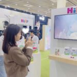 Han Ji-hye Instagram - @hipp_korea 코엑스 베이비페어에 다녀왔어요! 제가 모델로 있는 힙 분유 부스에 가서 영유아식 시식도 해보고 설명도 듣고 왔는데요~ 어른이 먹어도 맛있는 과일퓨레였어요 ㅎ 😋👍🏻👍🏻 아가들이 잘먹고 잘 먹으니까 잘 자고, 잘 싸는! 유기농 분유 힙분유 많이 들러주세요^^ 💚 #코엑스베이비페어 #10.5(목)-10.8(일) #힙분유부스에많이와주세요✌🏻 Coex - Gangnam Gu - Seoul