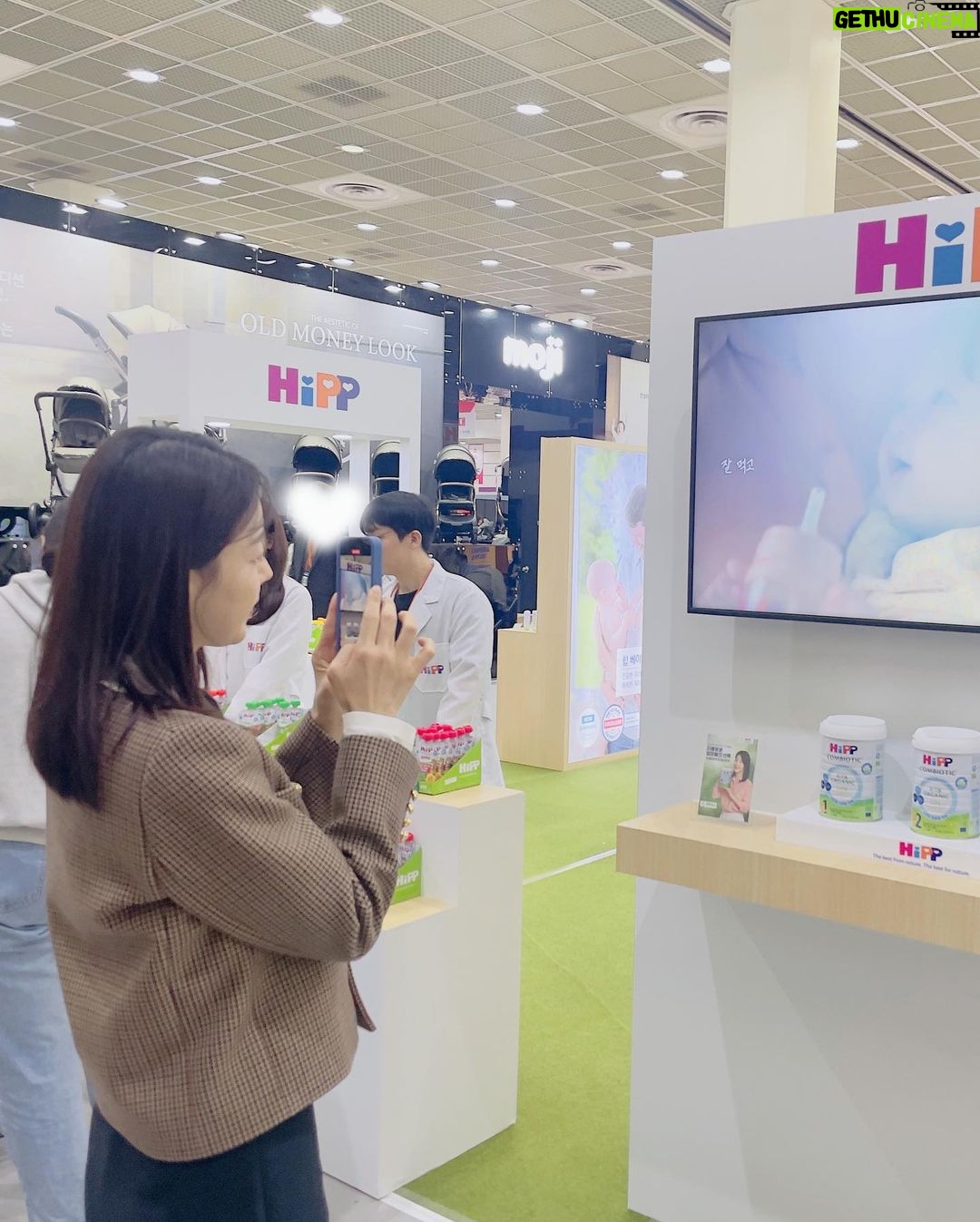 Han Ji-hye Instagram - @hipp_korea 코엑스 베이비페어에 다녀왔어요! 제가 모델로 있는 힙 분유 부스에 가서 영유아식 시식도 해보고 설명도 듣고 왔는데요~ 어른이 먹어도 맛있는 과일퓨레였어요 ㅎ 😋👍🏻👍🏻 아가들이 잘먹고 잘 먹으니까 잘 자고, 잘 싸는! 유기농 분유 힙분유 많이 들러주세요^^ 💚 #코엑스베이비페어 #10.5(목)-10.8(일) #힙분유부스에많이와주세요✌🏻 Coex - Gangnam Gu - Seoul
