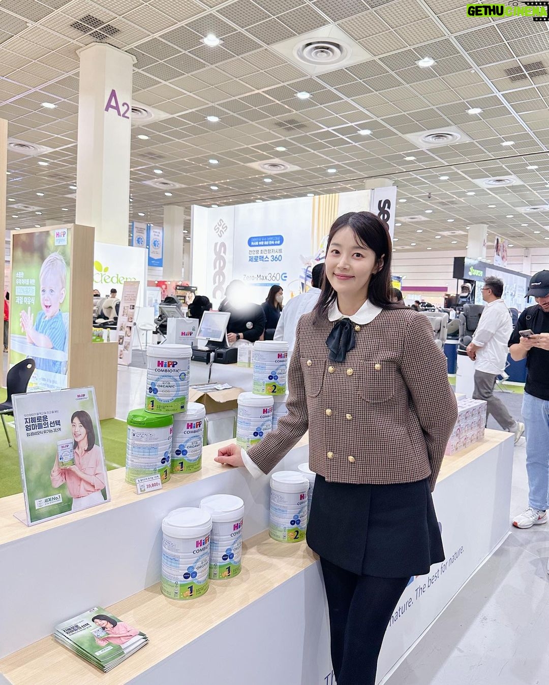 Han Ji-hye Instagram - @hipp_korea 코엑스 베이비페어에 다녀왔어요! 제가 모델로 있는 힙 분유 부스에 가서 영유아식 시식도 해보고 설명도 듣고 왔는데요~ 어른이 먹어도 맛있는 과일퓨레였어요 ㅎ 😋👍🏻👍🏻 아가들이 잘먹고 잘 먹으니까 잘 자고, 잘 싸는! 유기농 분유 힙분유 많이 들러주세요^^ 💚 #코엑스베이비페어 #10.5(목)-10.8(일) #힙분유부스에많이와주세요✌🏻 Coex - Gangnam Gu - Seoul