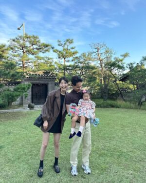 Han Ji-hye Instagram - 행복한 한가위 보내세요~~🤍 -슬이네가족올림 🫶🏻 (오늘 편스토랑 방영은 오후 5시에 조금 빠르게 시작합니다. 아시안게임때문이라고 해요! 아시안게임도 많이 응원해주시고 편스토랑도 많이 시청해주세요💚) #보름달 #추석명절 #오늘오후5시에 #편스토랑🤍