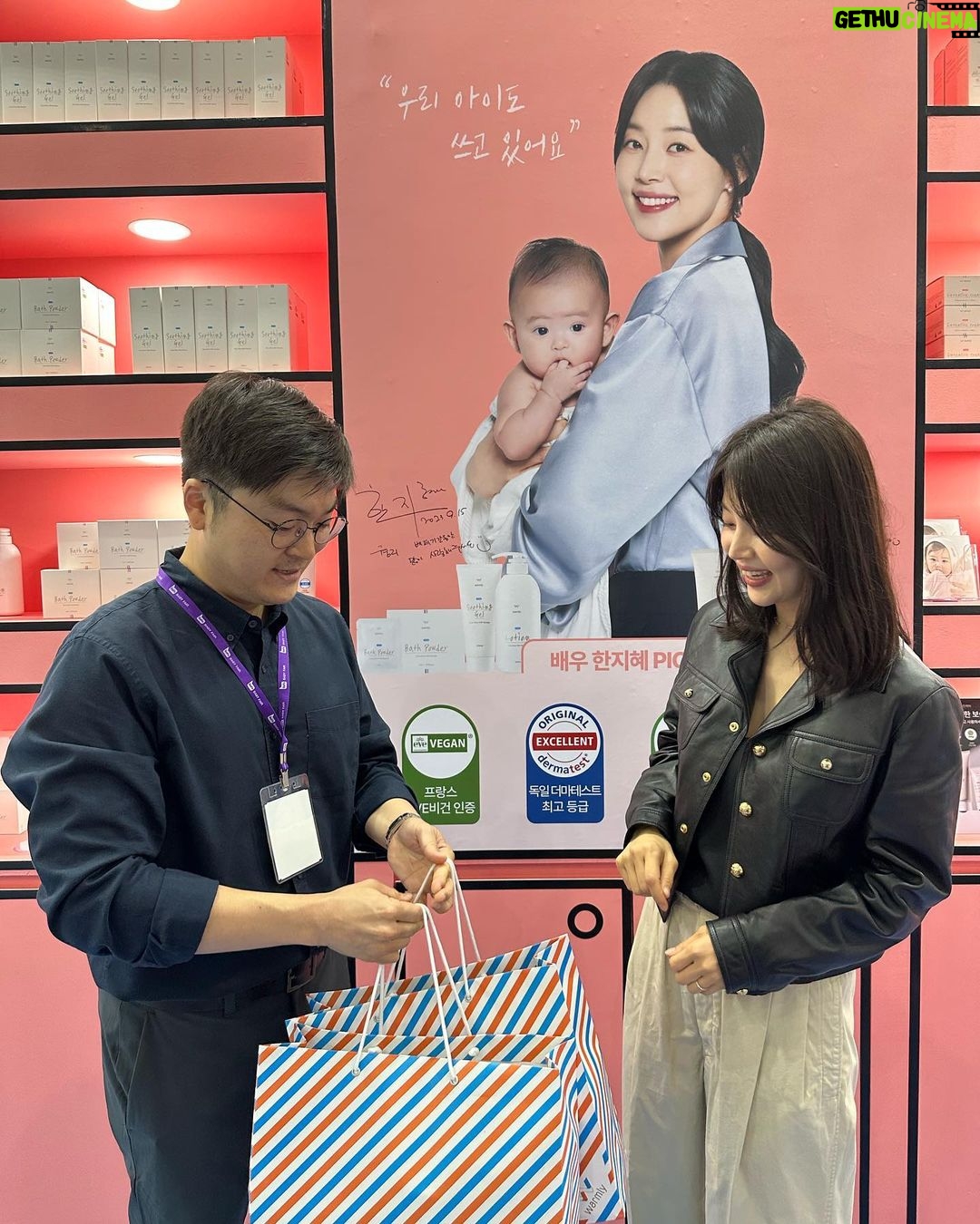 Han Ji-hye Instagram - 웜리! 웜리! 웜리! @warmly_official 코엑스에서 하고있는 베이비페어에 다녀왔어요! 저는 오늘 웜리&베이비브레짜 부스에 스윽 다녀왔는데요~ 육아엔 없어서 안될 필수품들이!!! 잘 준비되있더라구요^^ 이번주 일요일까지 A구역에서 한다고 하니 꼭꼭꼭 많은 관심 부탁드립니다 👶🏻❤️ #광고 @babybrezza_korea #육아필수품 #베이비브레짜 #자동분유제조기 #이유식마스터기 #스팀건조젖병소독기 👍🏻 #웜리로션 #웜리썬크림 #웜리올인원워시 #유아세탁세제 #유아주방세제 #아기물티슈 #육아엔_웜리🫶🏻 Coex - Gangnam Gu - Seoul