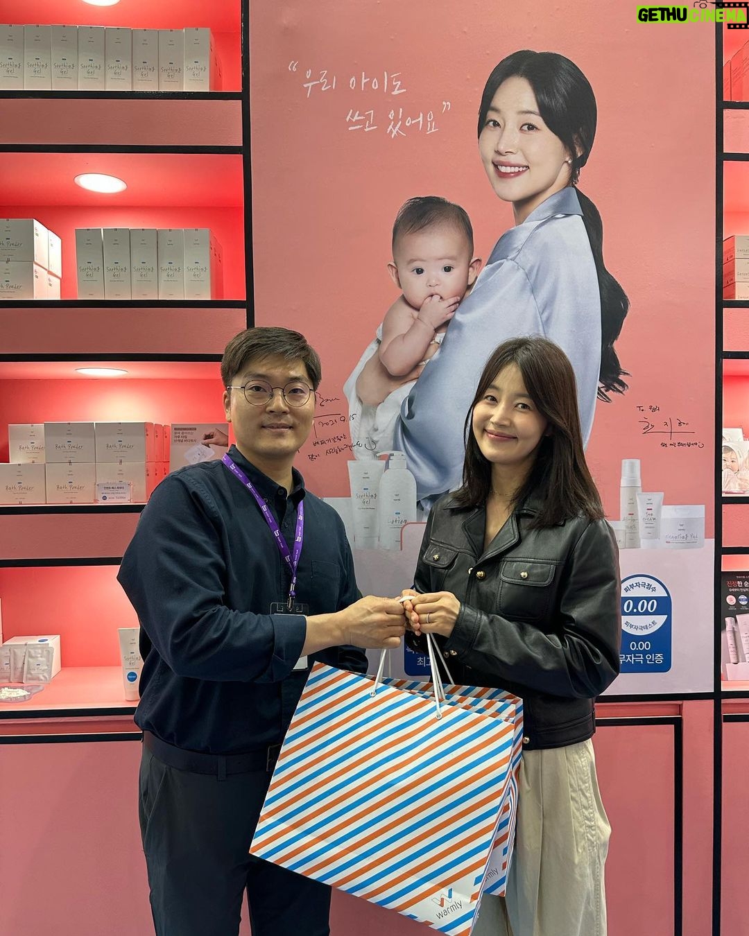 Han Ji-hye Instagram - 웜리! 웜리! 웜리! @warmly_official 코엑스에서 하고있는 베이비페어에 다녀왔어요! 저는 오늘 웜리&베이비브레짜 부스에 스윽 다녀왔는데요~ 육아엔 없어서 안될 필수품들이!!! 잘 준비되있더라구요^^ 이번주 일요일까지 A구역에서 한다고 하니 꼭꼭꼭 많은 관심 부탁드립니다 👶🏻❤️ #광고 @babybrezza_korea #육아필수품 #베이비브레짜 #자동분유제조기 #이유식마스터기 #스팀건조젖병소독기 👍🏻 #웜리로션 #웜리썬크림 #웜리올인원워시 #유아세탁세제 #유아주방세제 #아기물티슈 #육아엔_웜리🫶🏻 Coex - Gangnam Gu - Seoul