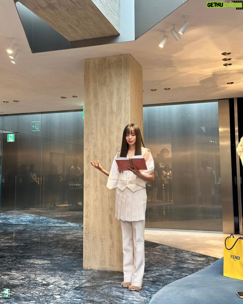 Han Ji-hye Instagram - 마리아 작가님 출간 기념회겸 작은 전시 축하해요 👏🏻