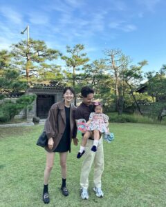Han Ji-hye Instagram - 행복한 한가위 보내세요~~🤍 -슬이네가족올림 🫶🏻 (오늘 편스토랑 방영은 오후 5시에 조금 빠르게 시작합니다. 아시안게임때문이라고 해요! 아시안게임도 많이 응원해주시고 편스토랑도 많이 시청해주세요💚) #보름달 #추석명절 #오늘오후5시에 #편스토랑🤍