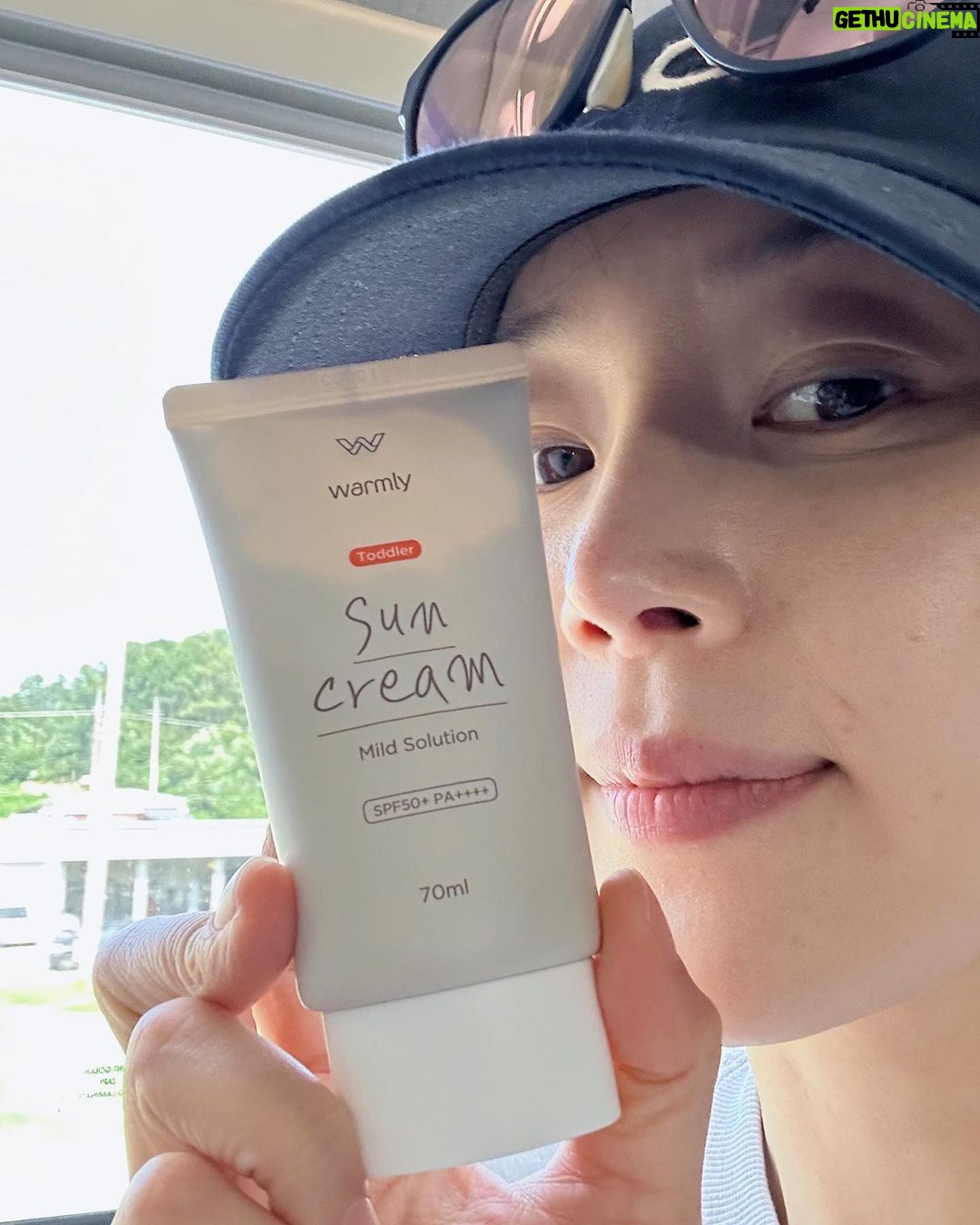 Han Ji-hye Instagram - 올 여름 아기 썬크림과 클린징 패드는 윔리 @warmly_official #광고모델로 있는 웜리의 썬크림은 엄마랑 아빠랑 아가랑 같이 쓱쓱 덧바르고 순한 클린징 패드로 간편하게 지워요! 👍🏻