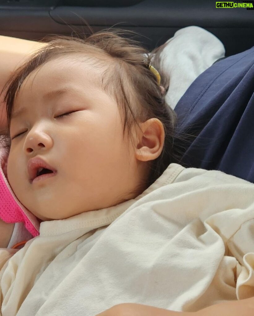 Han Ji-hye Instagram - 올 여름 아기 썬크림과 클린징 패드는 윔리 @warmly_official #광고모델로 있는 웜리의 썬크림은 엄마랑 아빠랑 아가랑 같이 쓱쓱 덧바르고 순한 클린징 패드로 간편하게 지워요! 👍🏻