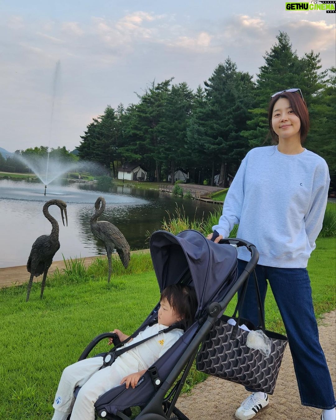 Han Ji-hye Instagram - 올 여름 아기 썬크림과 클린징 패드는 윔리 @warmly_official #광고모델로 있는 웜리의 썬크림은 엄마랑 아빠랑 아가랑 같이 쓱쓱 덧바르고 순한 클린징 패드로 간편하게 지워요! 👍🏻