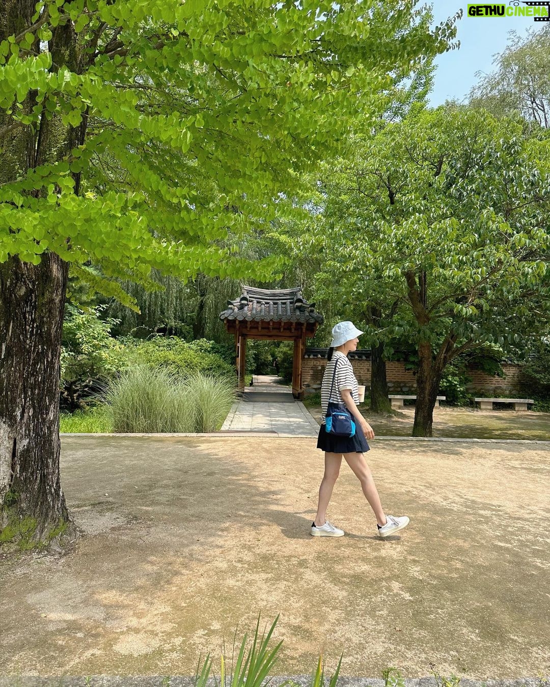 Han Ji-hye Instagram - 일상 vlog 보러 오쎄요^^ 프로필에 링크있어요! 👌🏻🤍🙆🏻♀️ #슬이슬이윤스리와애미 #호암미술관 #요즘일상브이로그