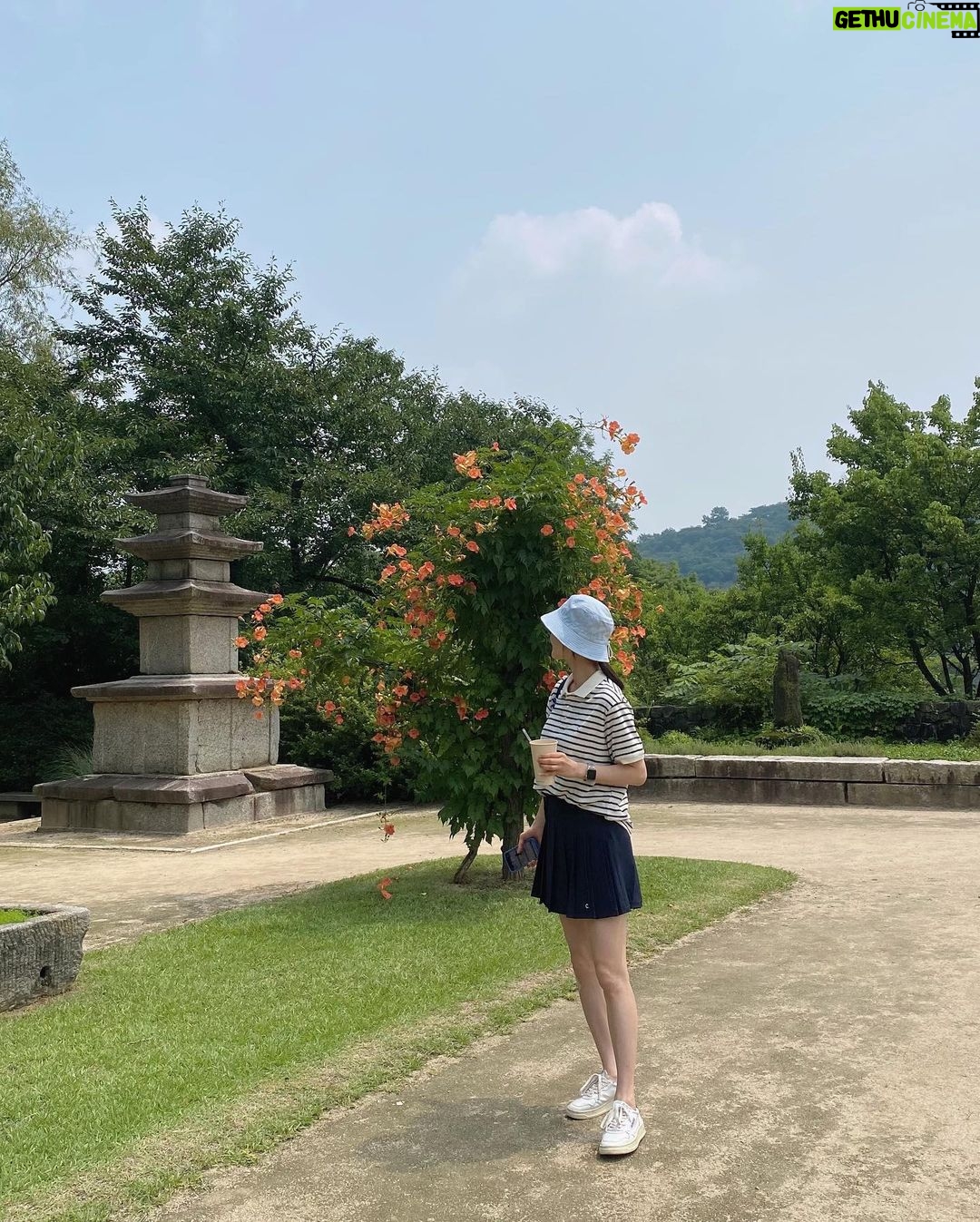 Han Ji-hye Instagram - 일상 vlog 보러 오쎄요^^ 프로필에 링크있어요! 👌🏻🤍🙆🏻♀️ #슬이슬이윤스리와애미 #호암미술관 #요즘일상브이로그