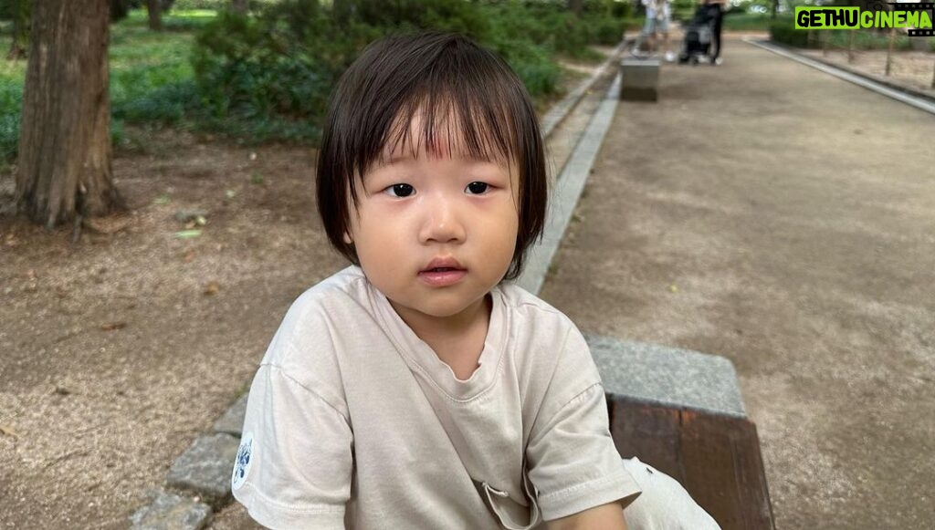 Han Ji-hye Instagram - 신발에 모레 들어갔다고 혼자 빼려다 더 묻히는 슬이 ㅋ 외하삐와, 아빠랑 커플룩, 새장화, 썬글라스 슬이. 잘있어요🤗