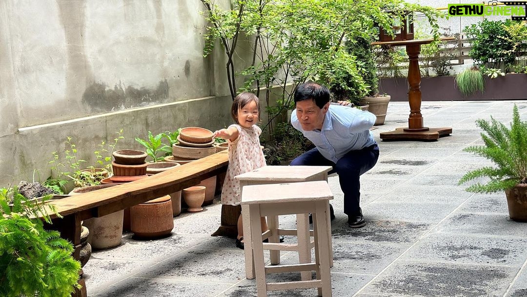 Han Ji-hye Instagram - 신발에 모레 들어갔다고 혼자 빼려다 더 묻히는 슬이 ㅋ 외하삐와, 아빠랑 커플룩, 새장화, 썬글라스 슬이. 잘있어요🤗