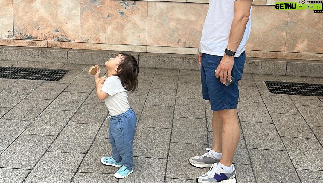Han Ji-hye Instagram - 신발에 모레 들어갔다고 혼자 빼려다 더 묻히는 슬이 ㅋ 외하삐와, 아빠랑 커플룩, 새장화, 썬글라스 슬이. 잘있어요🤗