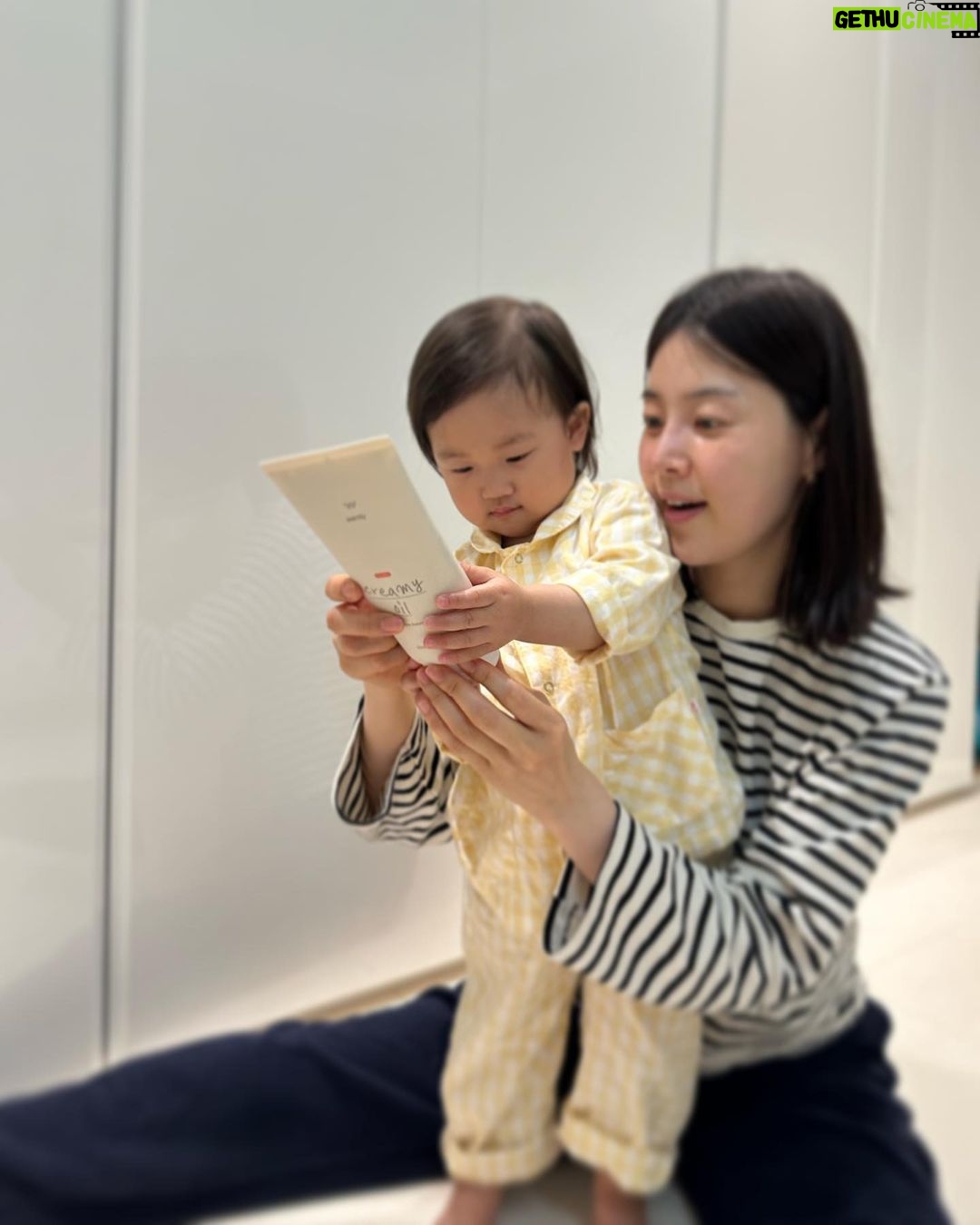 Han Ji-hye Instagram - 제가 광고모델로 있는 #웜리로션 우리 슬이도 잘 쓰고 있는 로션들 (저도 같이 쓰고있어요!^^) 🤍 조카들 선물했더니 예쁜사진 찍어 보내왔어요^^ 귀요미 한결한빈하린 @warmly_official