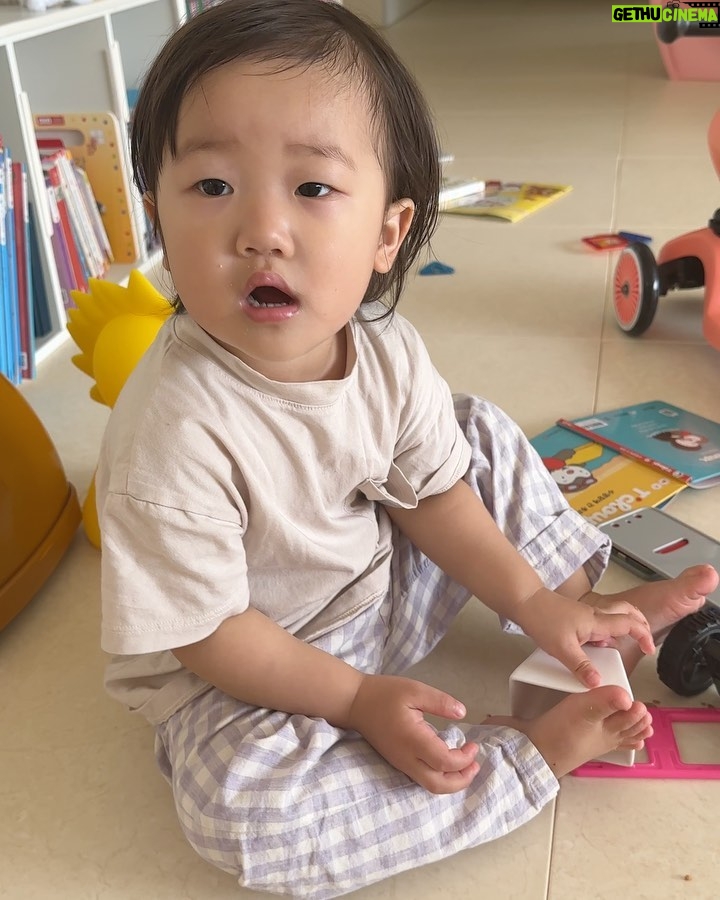 Han Ji-hye Instagram - 유튜브 새 영상 올라왔어요! 패셔니스타(?!?) 엄마가 데리고 다녀온 22갤 슬이미용실 컷트 브이로그 보러 많이 놀러와주세요! ㅎㅎ #귀염뽀짝 #어리둥절 #영상과전혀관계없는사진😆 #프로필에링크있어요!^^