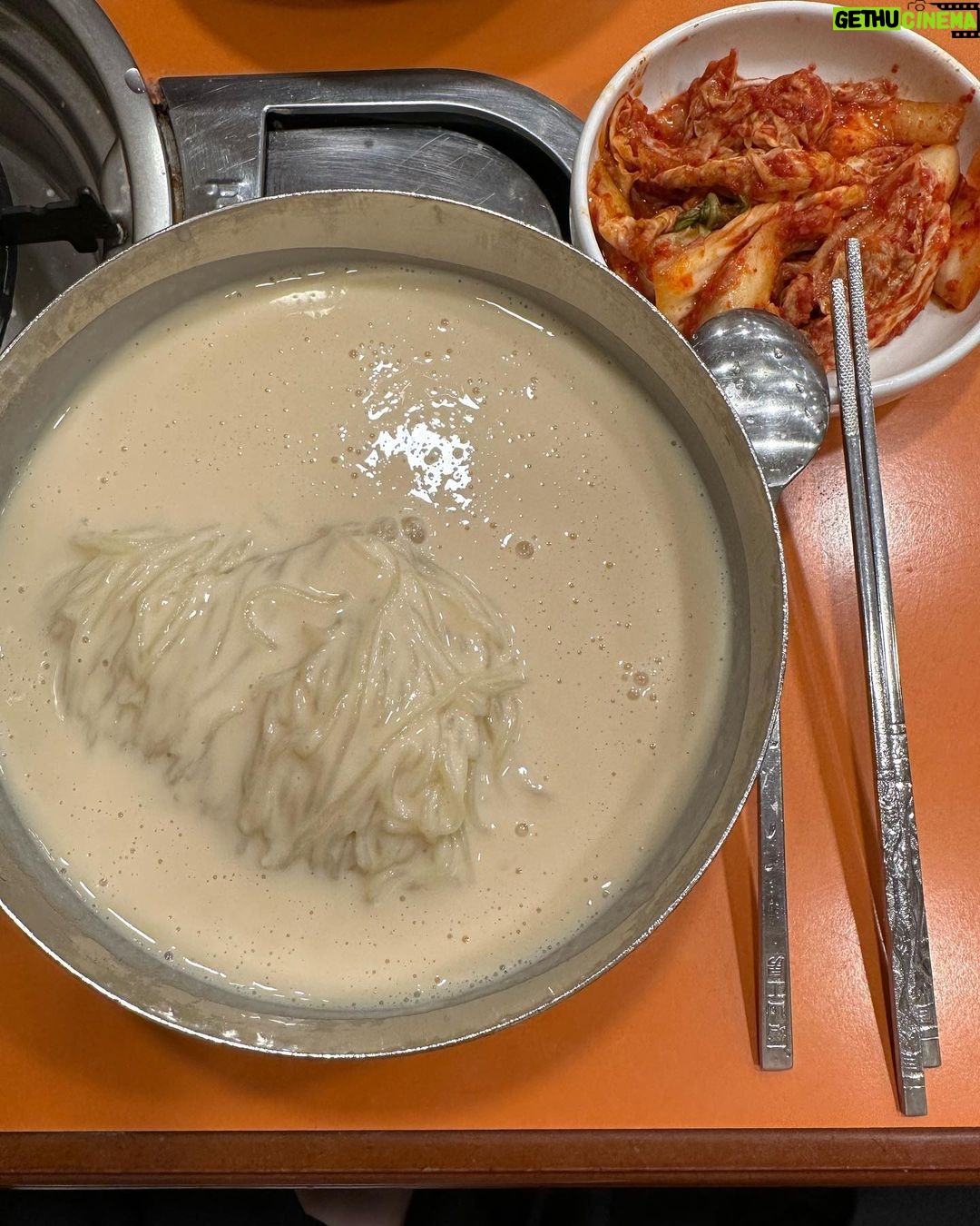 Han Ji-hye Instagram - 어제 ㅎ 친구 리나랑 문화역갔다가 까페갔다가 진주회관 콩국수! 🥰 #슬이랑아빠는하부지집에👨🦳👵👨👧 #프로필상단에유튜브채널바로가기^^ #슬이와미용실 #원유로프로젝트 22갤아기랑외출vlog
