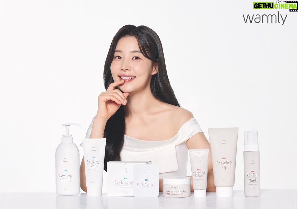 Han Ji-hye Instagram - 안녕하세용🤗 제가 웜리(Warmly) 의 스킨케어 라인의 공식 엠버서더가 되었어요!^^ 웜리는 0세 아기부터 엄마,아빠까지 온 가족이 사용할수 있는 순한 성분의 비건(Vegan) 제품들을 선보이는데요 특별하게 지금 스킨케어 전 제품을 할인판매하는 프로모션을 진행한다고 하니 네이버 웜리 브랜드스토어를 둘러보시고 필요한 제품들 구매해두셔도 좋을것같아요^^ 우리 아기에게, 아이키우는 엄마들에게 필요한 좋은 제품들 많이 선보이는 웜리도 많은 사랑 부탁드립니당🥰 #웜리 @warmly_official