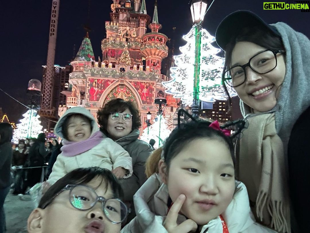 Han Ji-hye Instagram - 유튜브 새 영상 올라왔어요! 30개월 귀염둥이 윤스리와 애미 일상 vlog 랍니다 👧🏻👩🏻 프로필에 링크 있어서 편하게 타고 가서 보실수 있어요! (평생 효도 다~~ 한다는 바로 그 시기!!!! 가 시작됐나봐요. 종알종알 말도 잘하고 애교도 많고 사랑표현도 많이 해요🫶🏻❤️) 사진은 새영상과는 전혀! 상관없는 😆 윤스리 첫 롯데월드! 사촌언니,오빠, 외함미랑 다녀왔어요. 30개월 슬이도 엄마와 함께 꽤 탈것이 있네요. 방학중이라 사람이 느~~~무 많긴 해요! 😅 외할머니와 엄마는 체력이 탈탈 털렸지만 아이들은 집에 돌아오는걸 무척 아쉬워 했답니다 ^^;;; Lotte World Adventure, South Korea