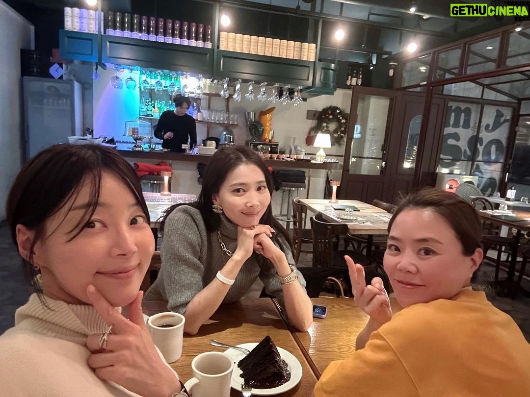 Han Ji-hye Instagram - #류이치사카모토오퍼스 12월 27일에 개봉하는 류이치 사카모토의 마지막 연주를 담은 영화. 극장에서 보실 수 있어요. 공연장에 온듯한 .. 거장의 마지막 연주 특히, 후반부 유명한 곡들을 연주할때의 감동이 컸어요. 예술을 사랑하시는 분들이라면 겨울저녁에 꼭 봐야할 영화같아요. 존경하는 채시라 선배님과 김지영언니 예지원언니 윤아언니와 예술로 하나되는 시간이었습니다 🤎