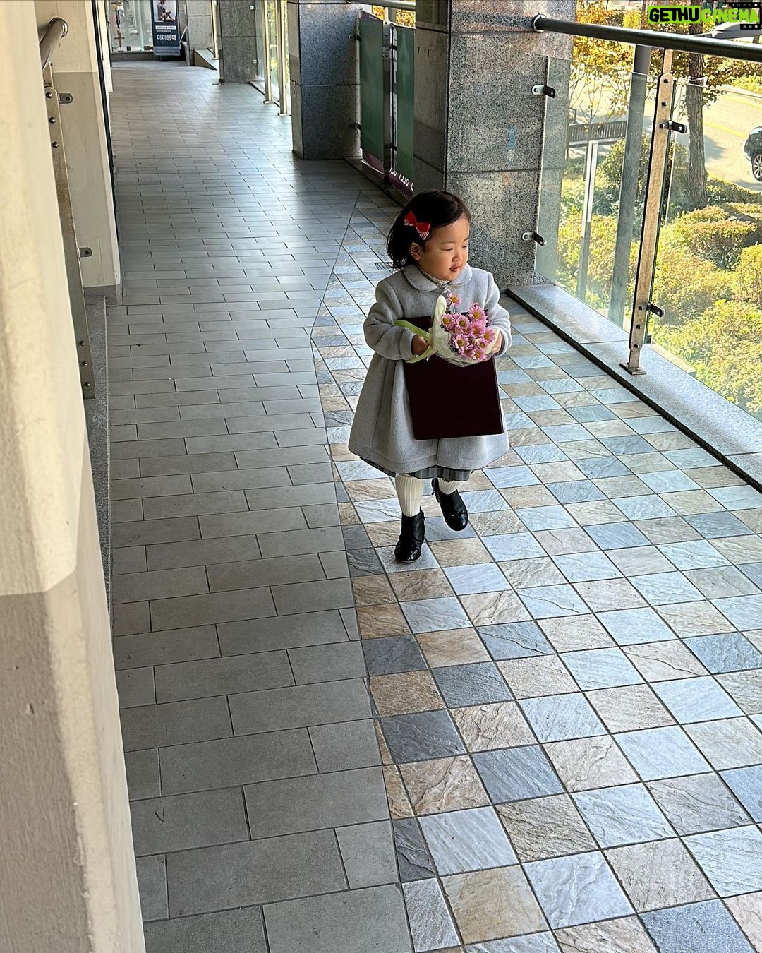 Han Ji-hye Instagram - 몬테소리 1년 수료증 받은 슬이 ㅋㅋ (잘 나온 사진이 하나도 없네…😆) 🤭🤭