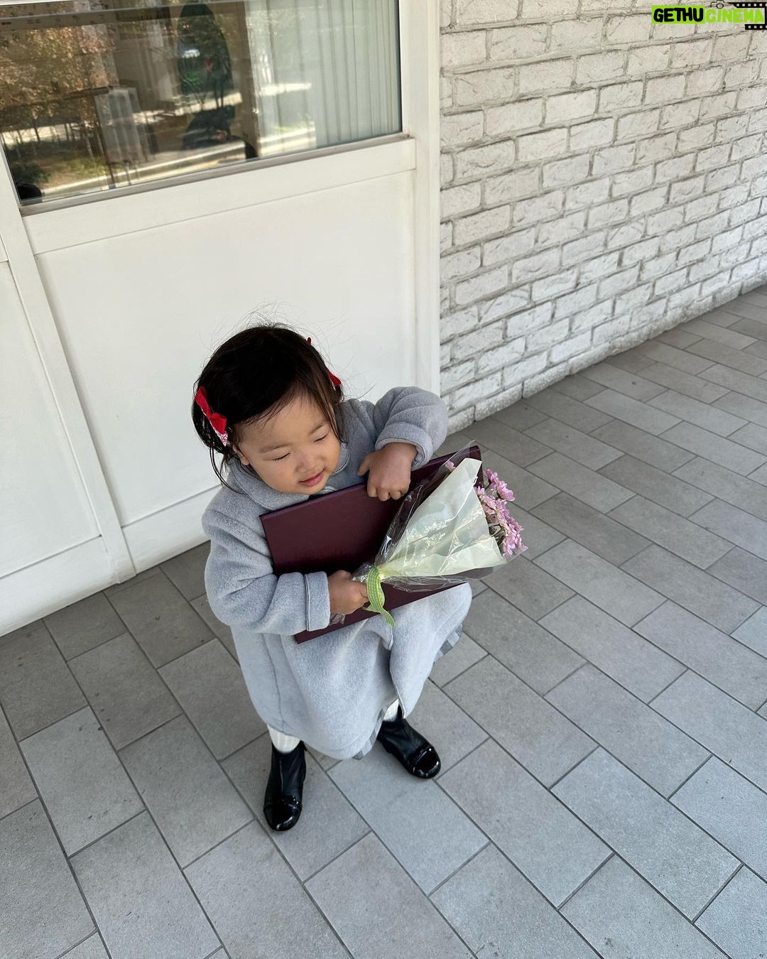 Han Ji-hye Instagram - 몬테소리 1년 수료증 받은 슬이 ㅋㅋ (잘 나온 사진이 하나도 없네…😆) 🤭🤭