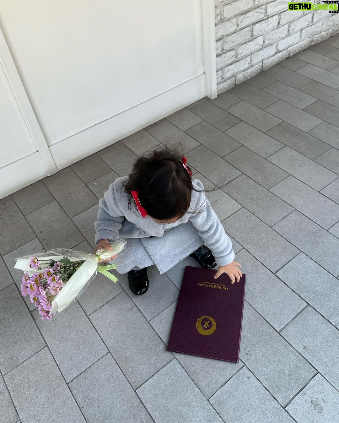 Han Ji-hye Instagram - 몬테소리 1년 수료증 받은 슬이 ㅋㅋ (잘 나온 사진이 하나도 없네…😆) 🤭🤭