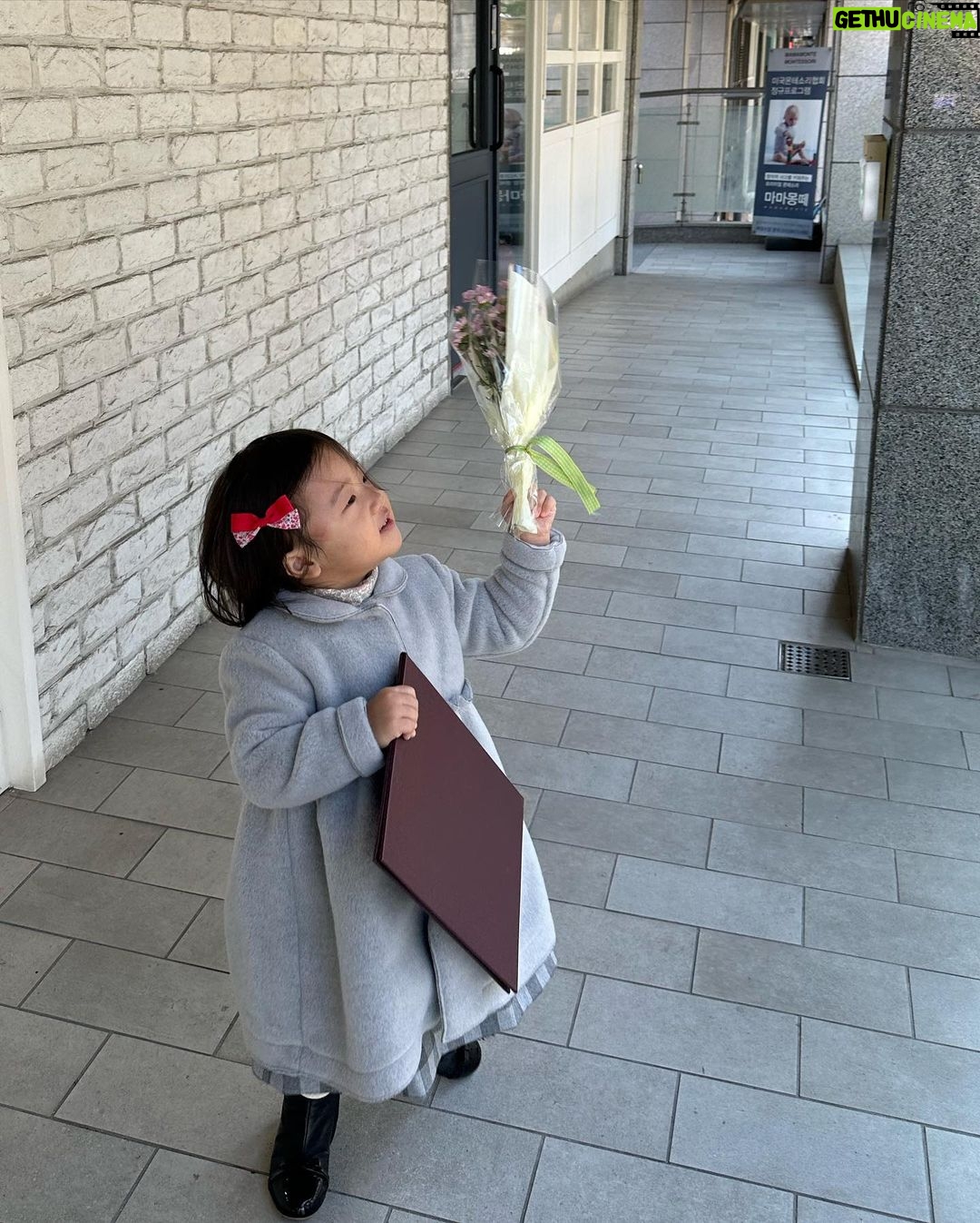 Han Ji-hye Instagram - 몬테소리 1년 수료증 받은 슬이 ㅋㅋ (잘 나온 사진이 하나도 없네…😆) 🤭🤭