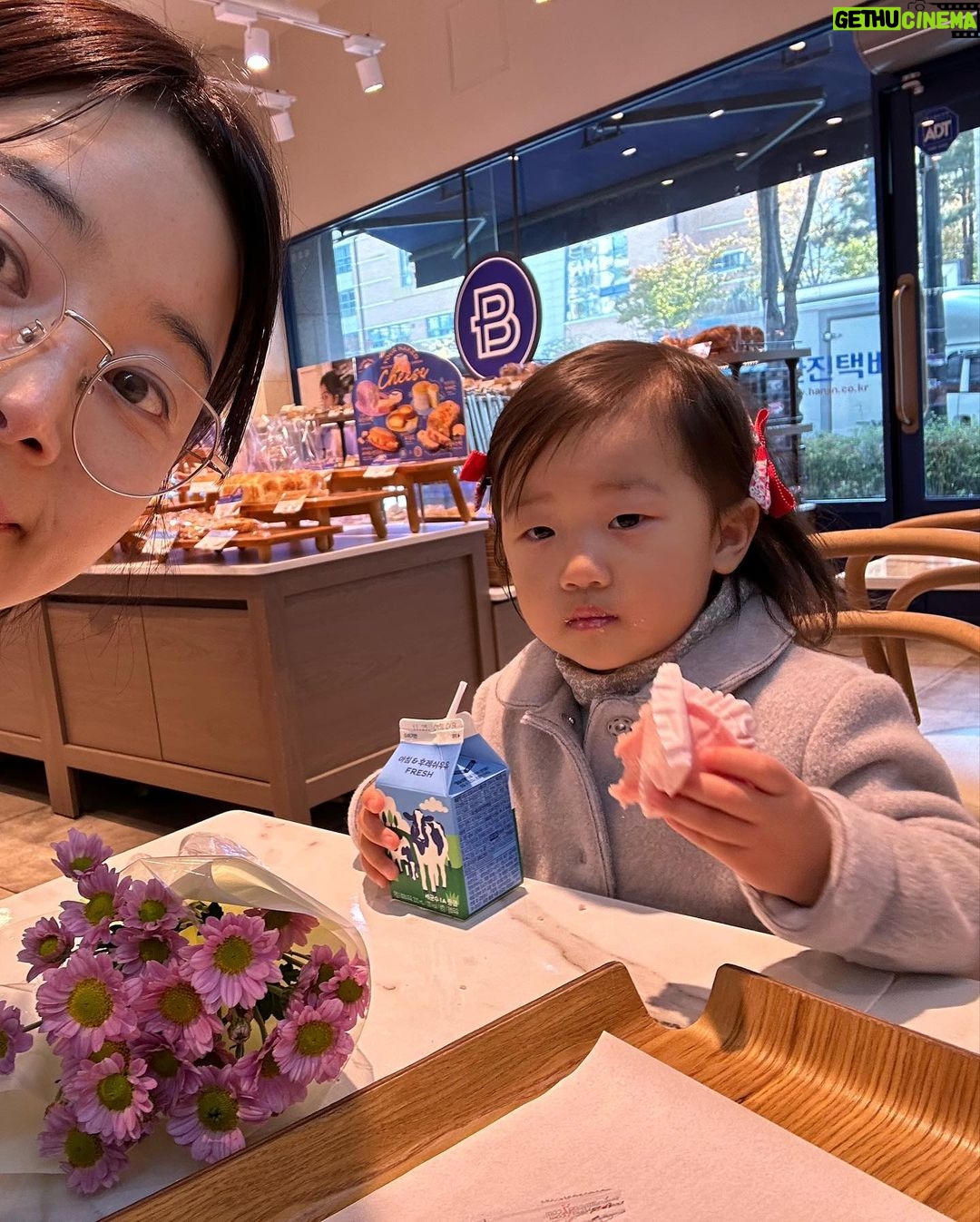 Han Ji-hye Instagram - 몬테소리 1년 수료증 받은 슬이 ㅋㅋ (잘 나온 사진이 하나도 없네…😆) 🤭🤭