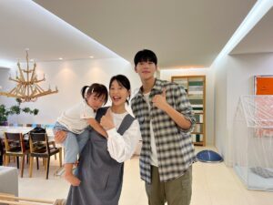 Han Ji-hye Instagram - 우리 아이랑 사진한장만 찍어주세요~~~ 저도 이런상황 많이 겪었는데요… 그럴때마다 늘 아이들이 사진찍기 싫어~~ 하면서 울었었어요.. 울고부는 아가랑 찍기 난감할때도 있었는데 우리애가!!!! 우리 슬이도 똑같더라구요 😆😂😂🤭🤭🫠🫠🫠 ㅎㅎㅎ 어찌나 미안하던지. 그래도 사진은 남았답니다. ㅎㅎ (사진찍어 기념하고픈 애미마음 😂) 기꺼이 유튭에 출연해준 문상민 배우님 감사합니다 🙏🏻🙆🏻‍♀️🫶🏻 유튭은 프로필에 링크 있어요!!! 많이많이 놀러와주세요!!^^