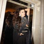 Hande Erçel Instagram - Ready for the Red Sea Film Festival ♥️ @redseafilm @humanagementme @giselebaykal 📸 @leakhneisser #redseafilmfestival2023 Jeddah, Saudi Arabia