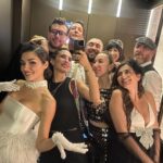Hande Erçel Instagram - #TheGreatBirthday 🎠 @amorgaribovic @nilayko @nurisekerci @alirizaozdemir @bettymazalto_photography Sizi çok seviyorum 🌹